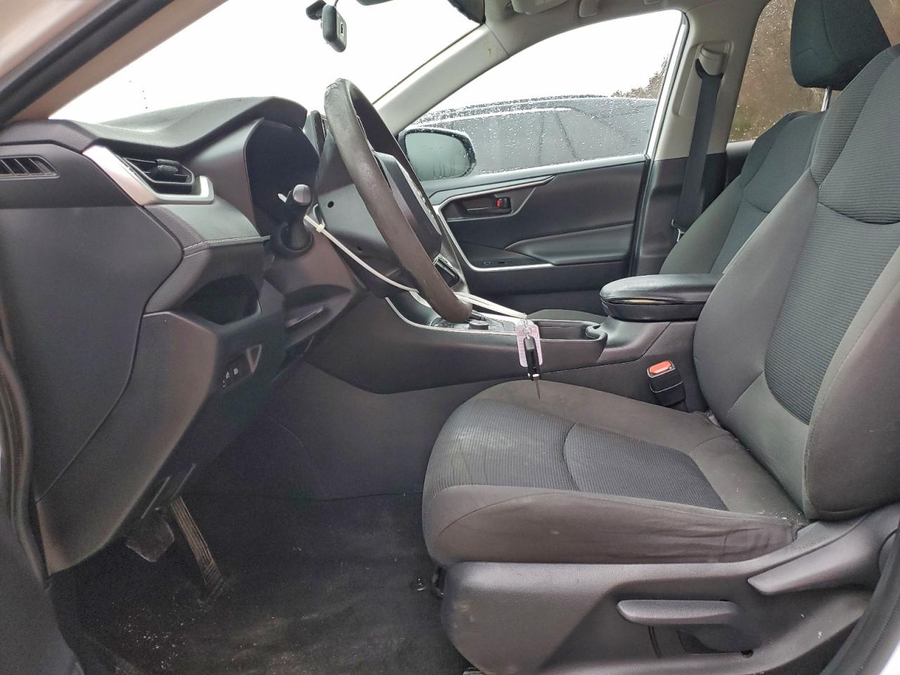 Toyota RAV4 Le Image 9