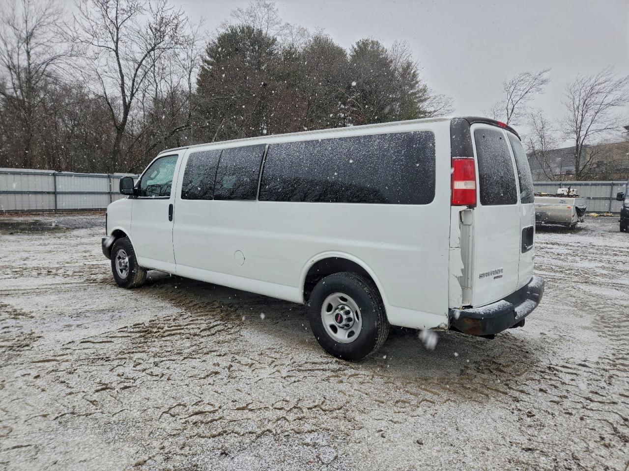 GMC Savana G3500 Ls Image 13
