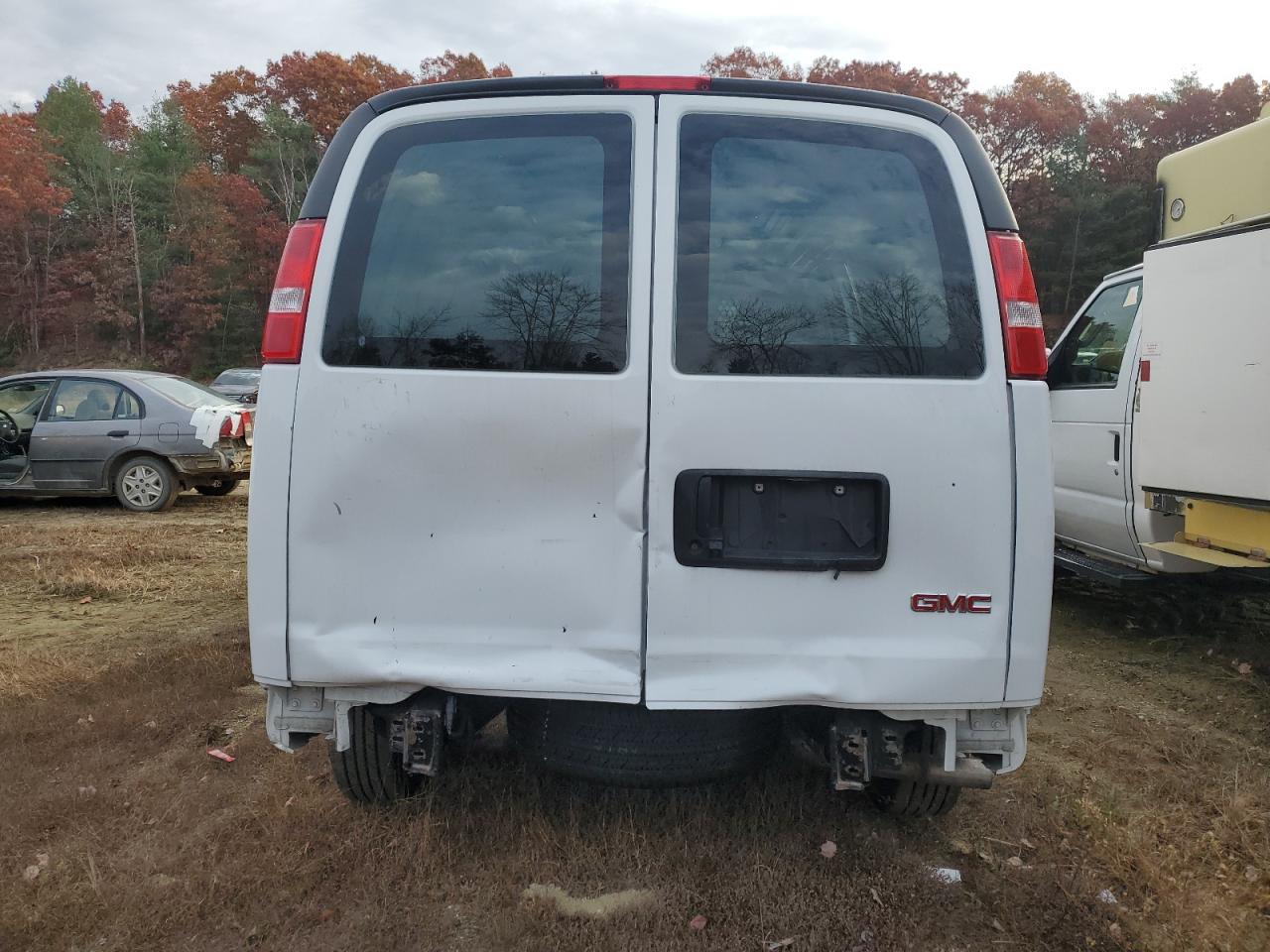 GMC Savana G2500 Image 5