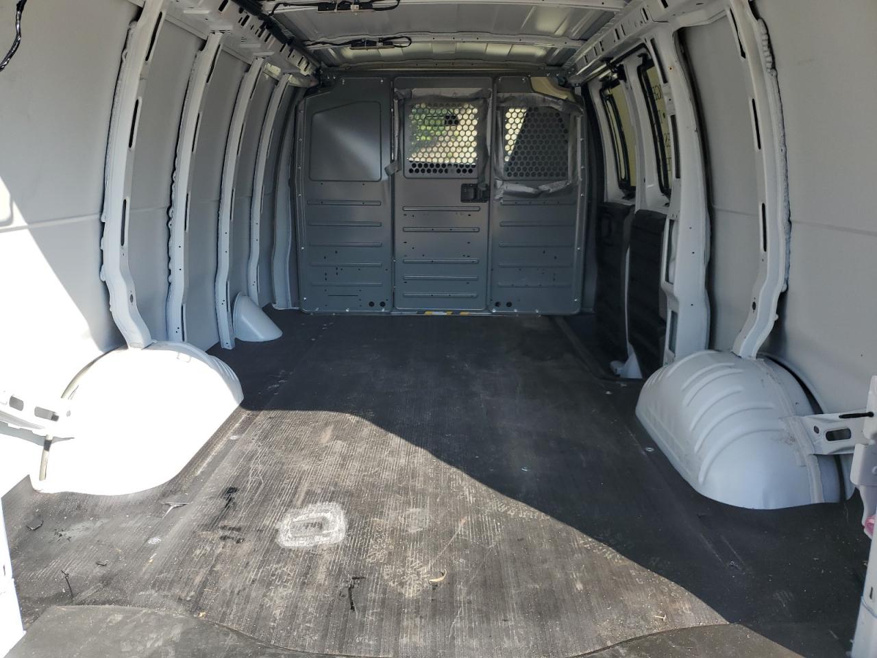 GMC Savana G2500 Image 8