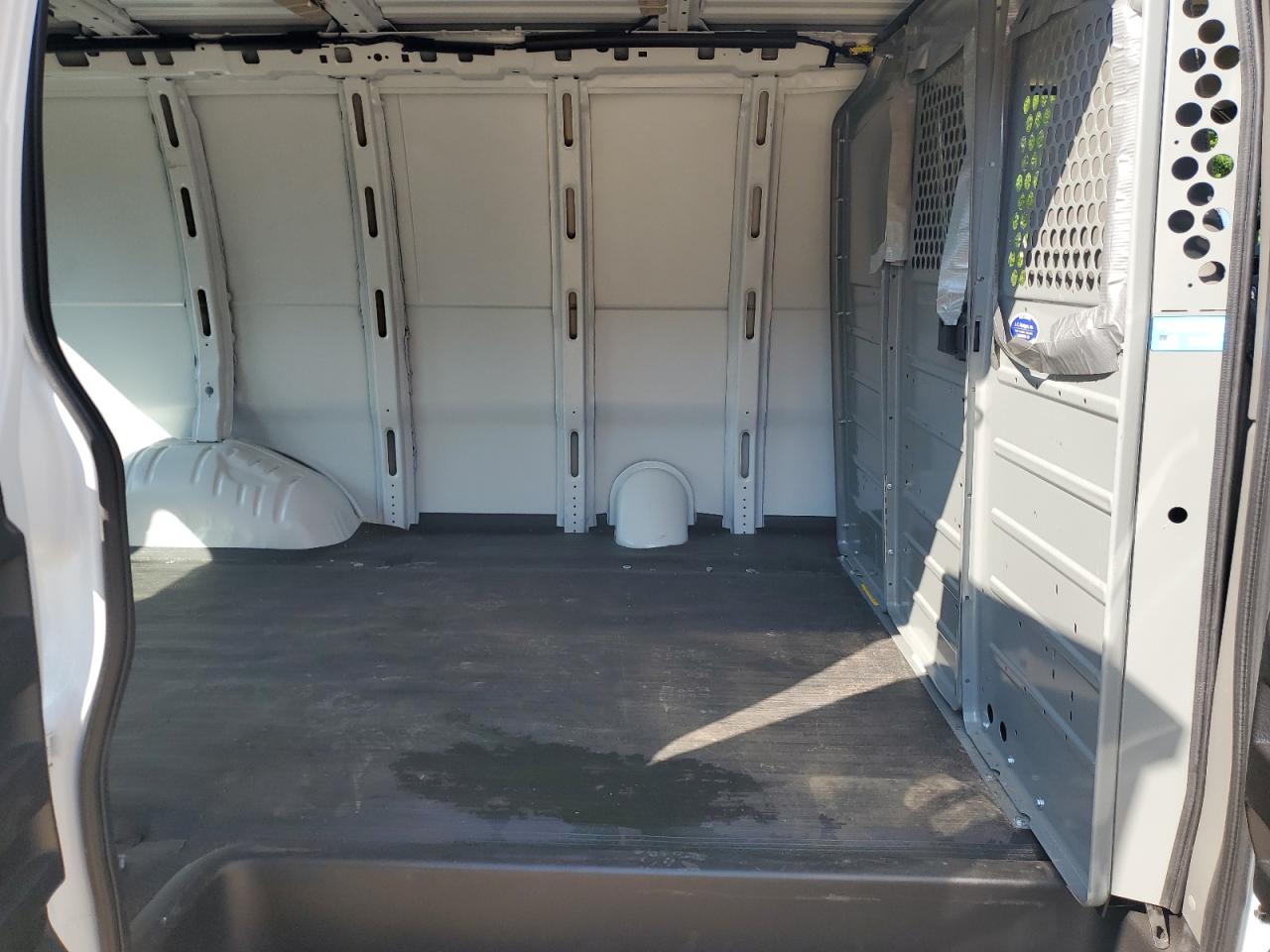 GMC Savana G2500 Image 13