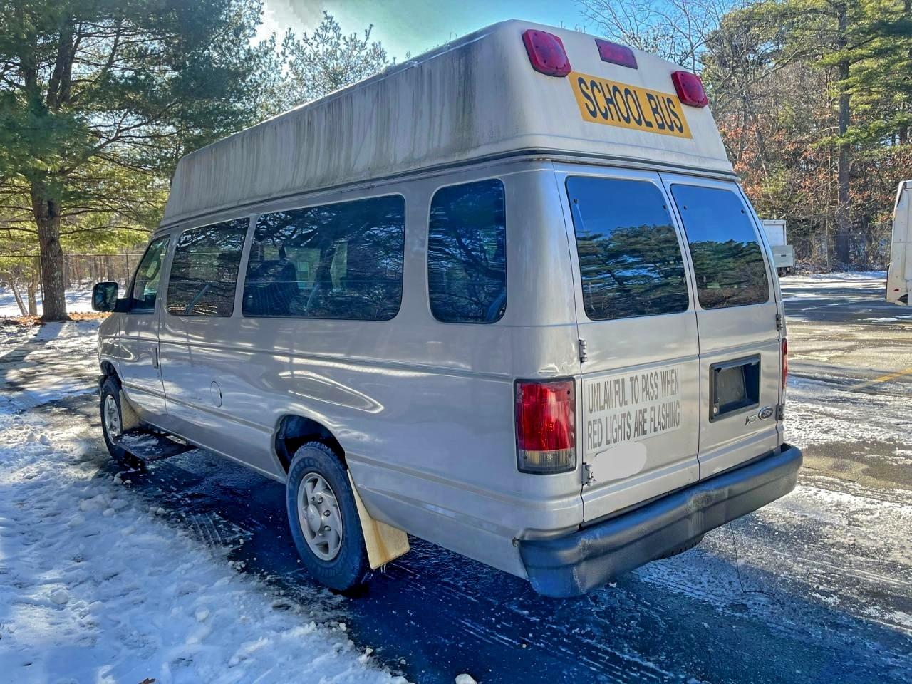 Ford Econoline E250 Van Image 12