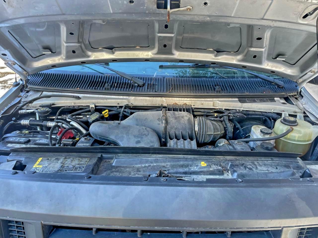 Ford Econoline E250 Van Image 8