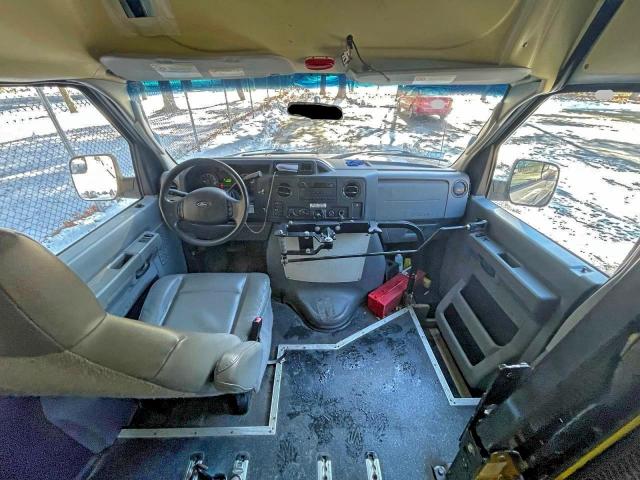 Ford Econoline E250 Van Image 7