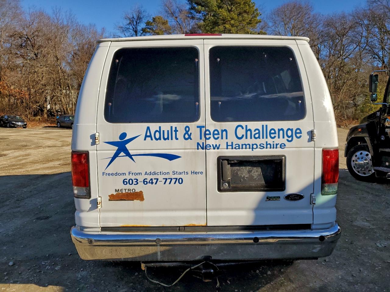 Ford Econoline E350 Super Duty Wagon Image 5