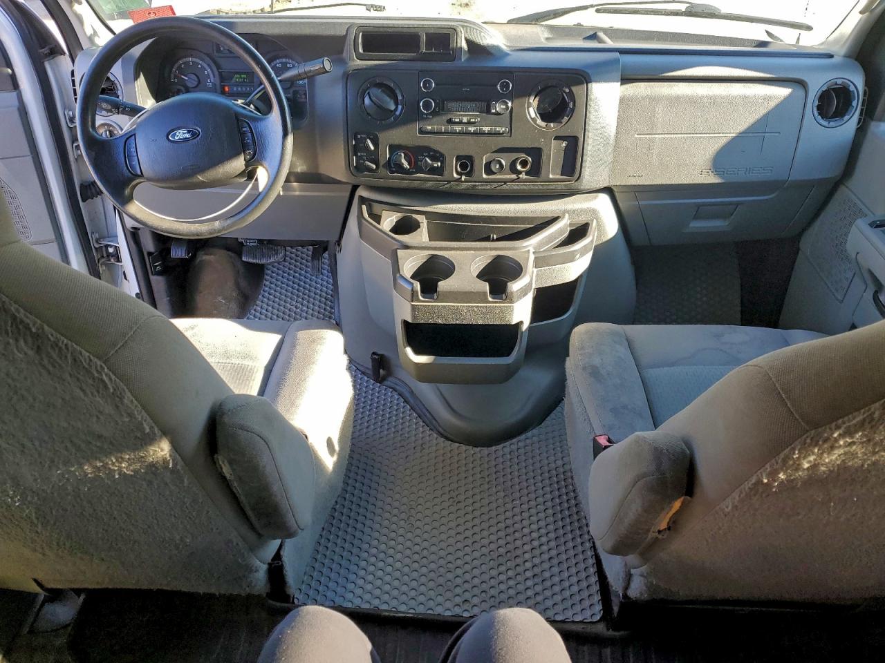 Ford Econoline E350 Super Duty Wagon Image 12