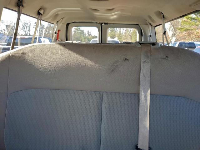 Ford Econoline E350 Super Duty Wagon Image 2