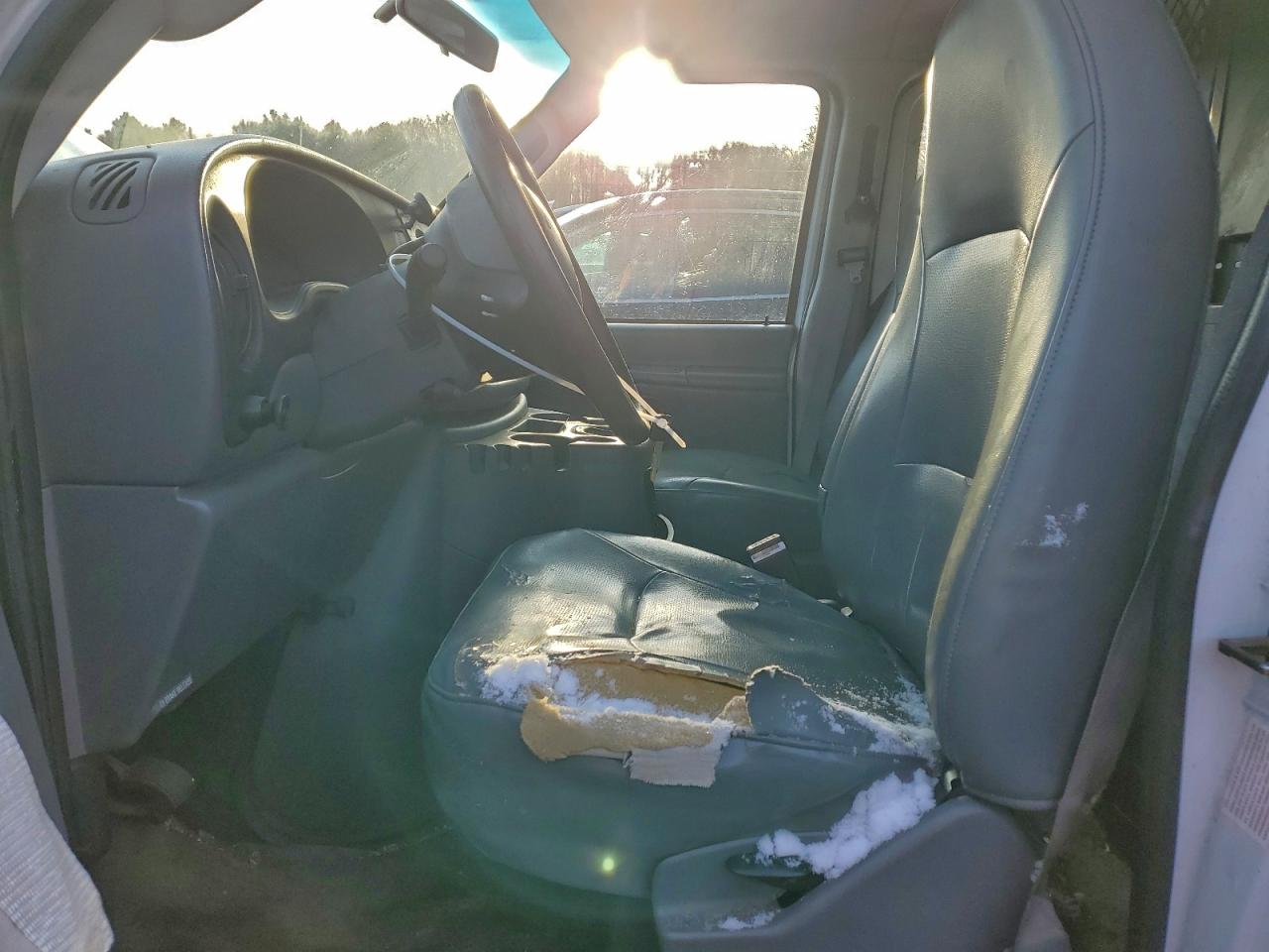 Ford Econoline E250 Van Image 3