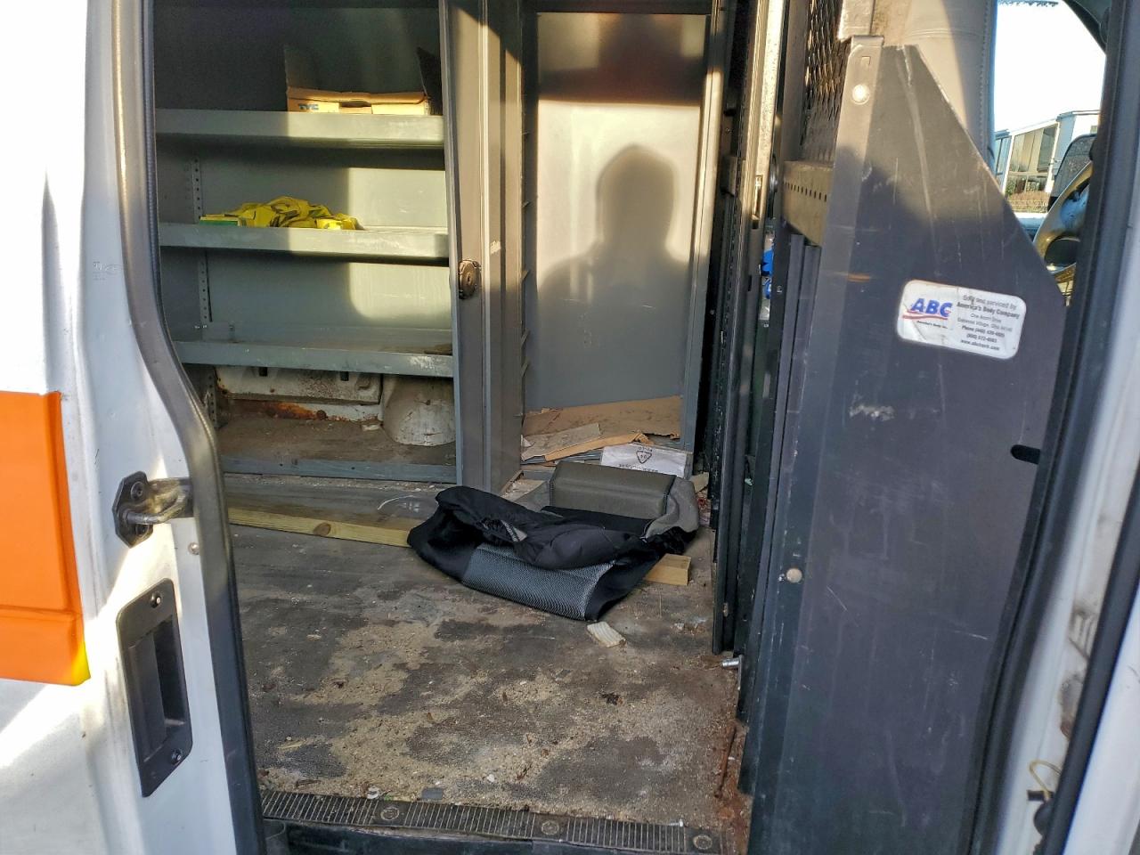 Ford Econoline E250 Van Image 2