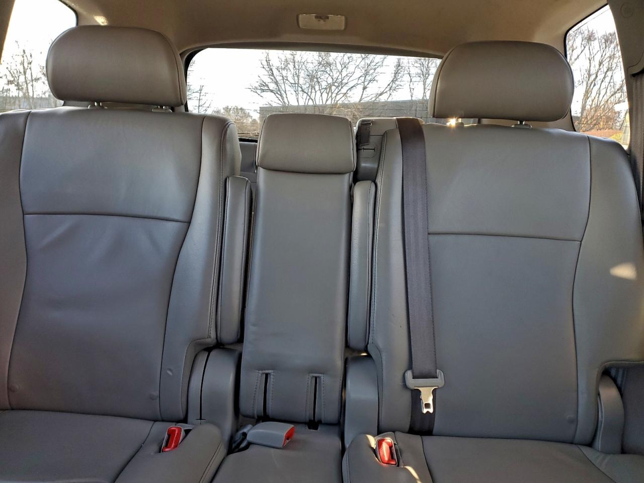 Toyota Highlander Base Image 9