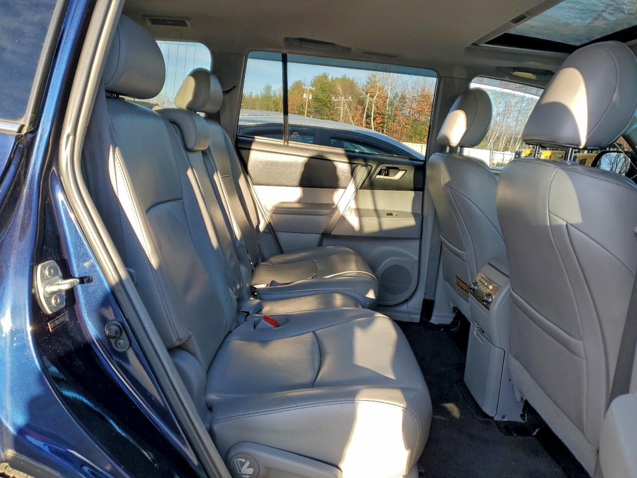 Toyota Highlander Base Image 7