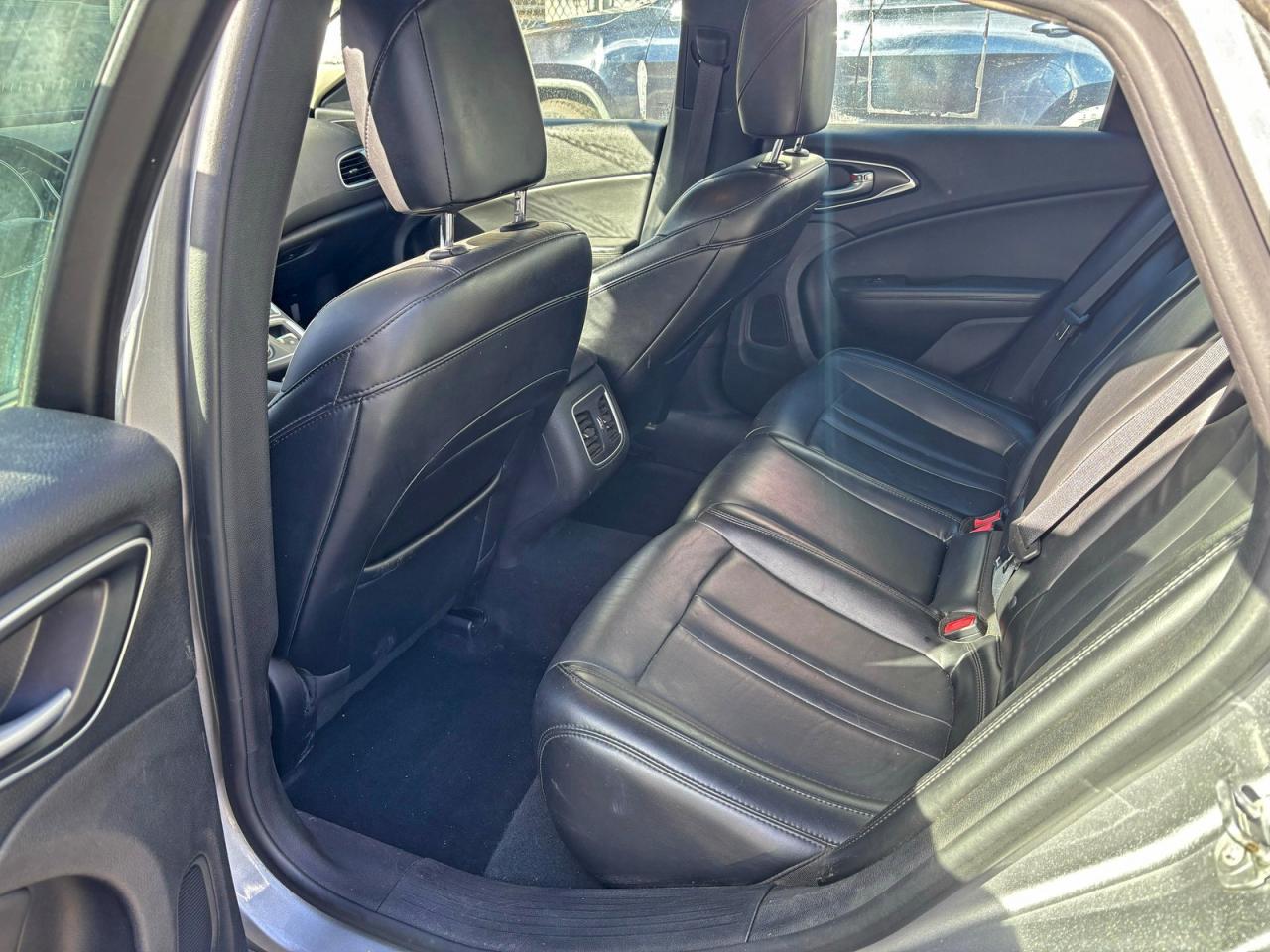 Chrysler 200 C Image 5