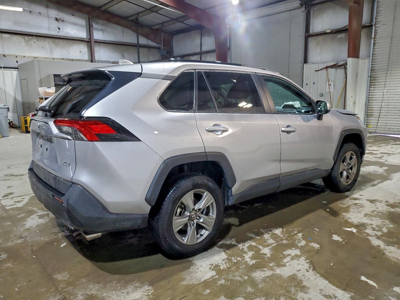 Toyota RAV4 Xle Image 2