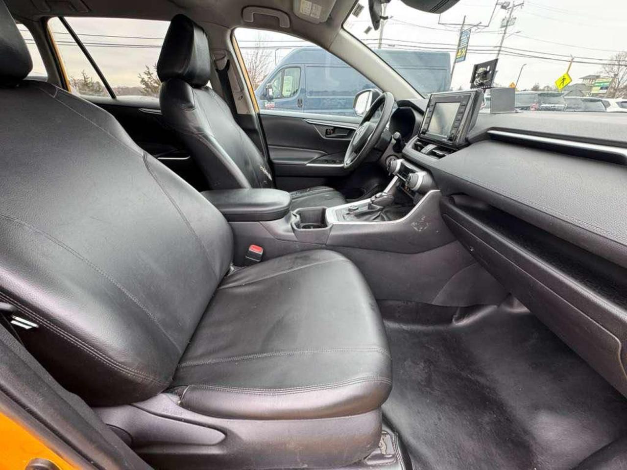 Toyota RAV4 Le Image 4