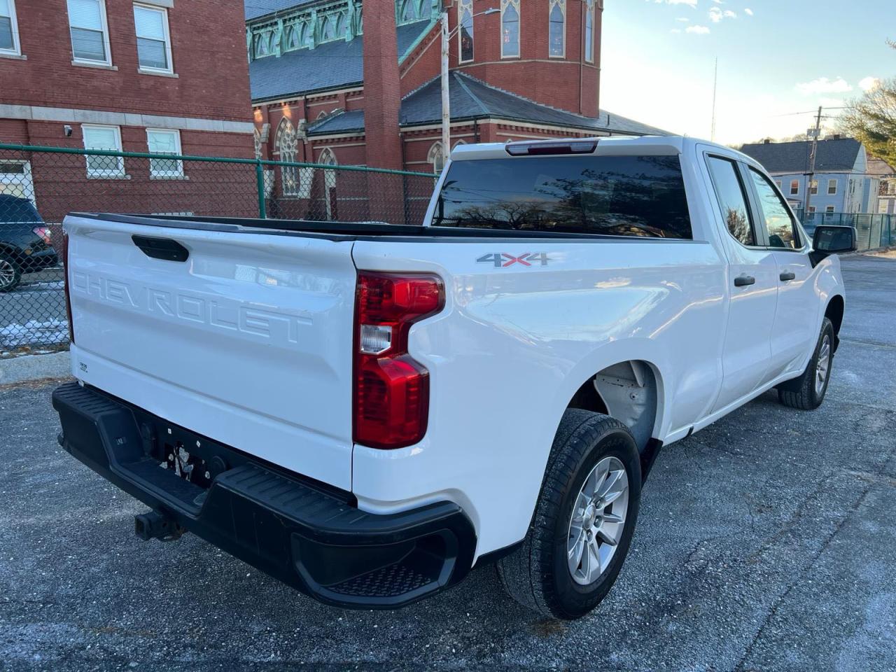 Chevrolet Silverado K1500 Image 4