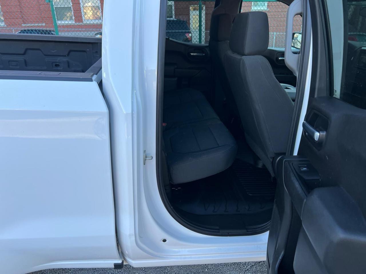 Chevrolet Silverado K1500 Image 3