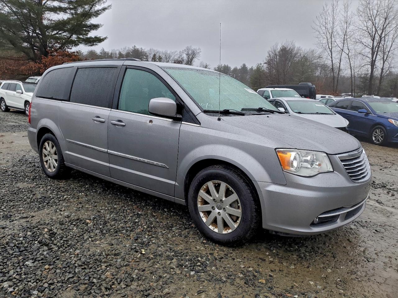 Chrysler Minivan Touring Image 3