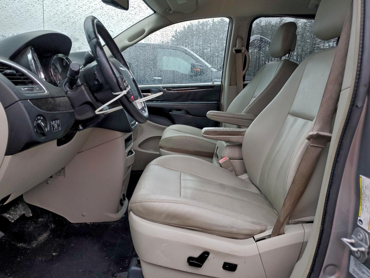 Chrysler Minivan Touring Image 10