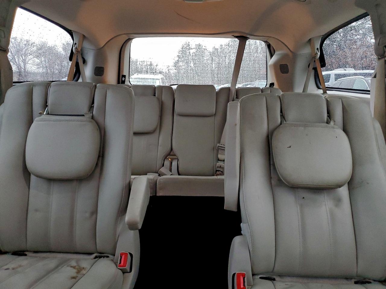 Chrysler Minivan Touring Image 9