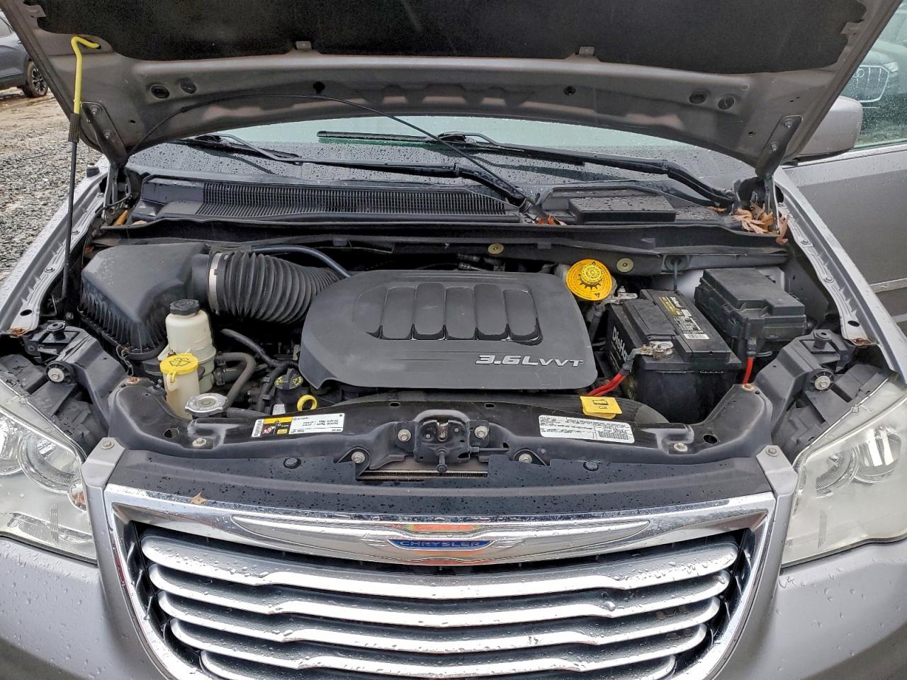 Chrysler Minivan Touring Image 8