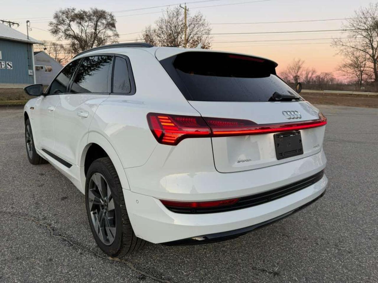 Audi e-tron Premium Image 4