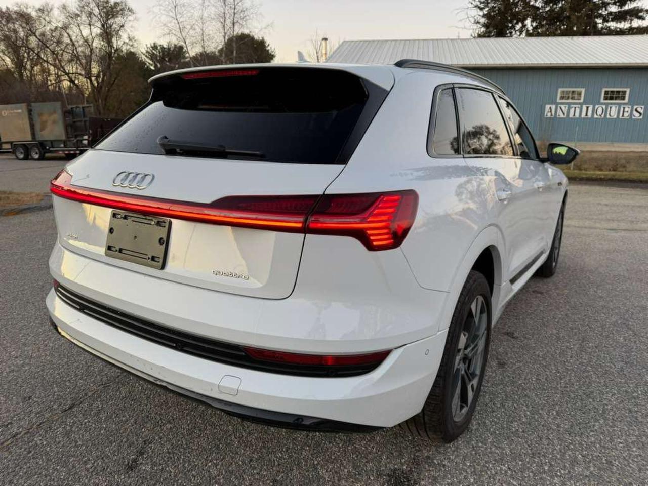 Audi e-tron Premium Image 9