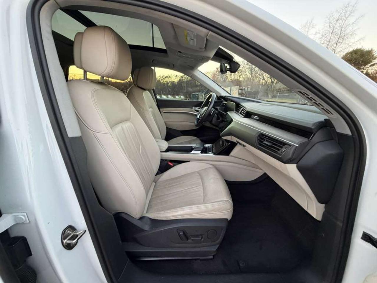 Audi e-tron Premium Image 5