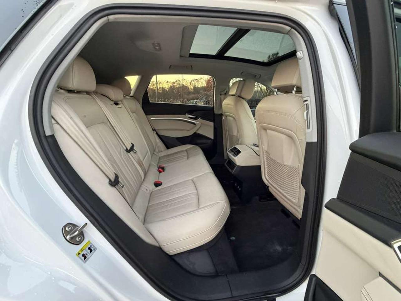 Audi e-tron Premium Image 13