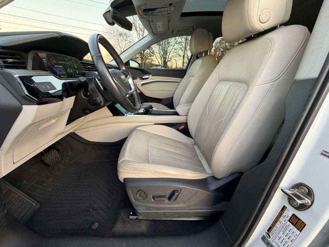 Audi e-tron Premium Image 8