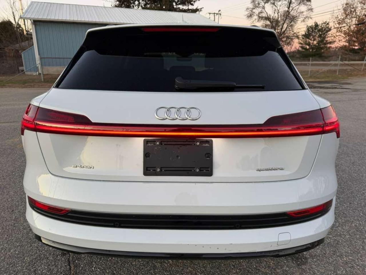 Audi e-tron Premium Image 7