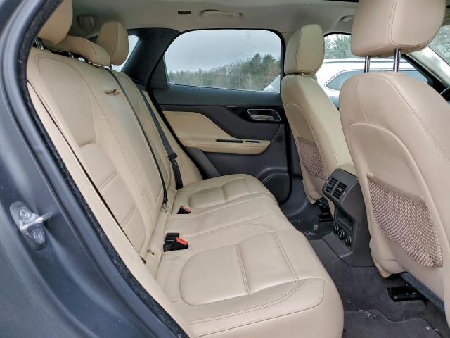 Jaguar F-PACE Prestige Image 12