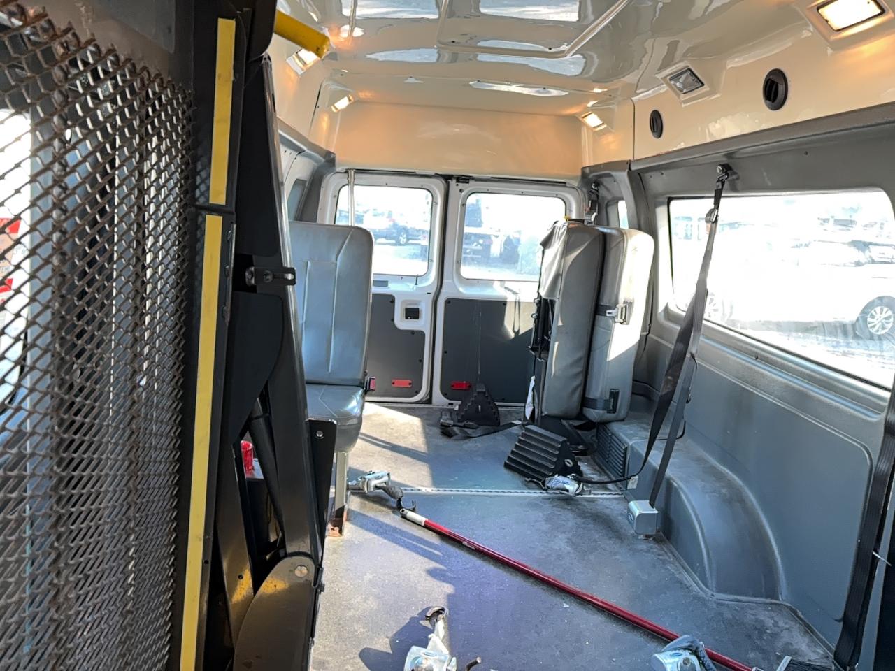 Ford Econoline E250 Van Image 3