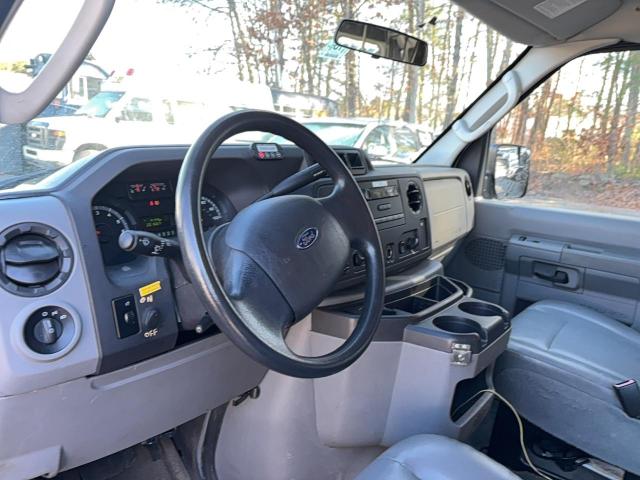 Ford Econoline E250 Van Image 6