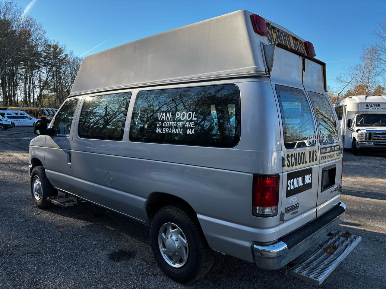 Ford Econoline E250 Van Image 4