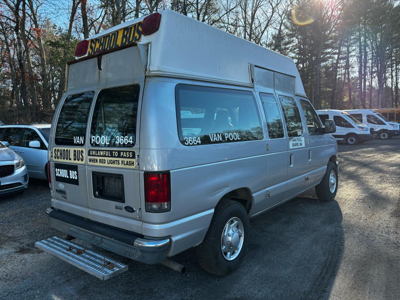 Ford Econoline E250 Van Image 6