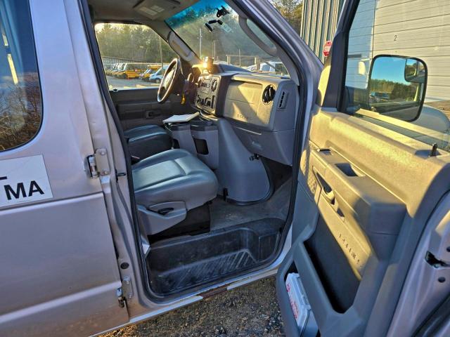 Ford Econoline E250 Van Image 9