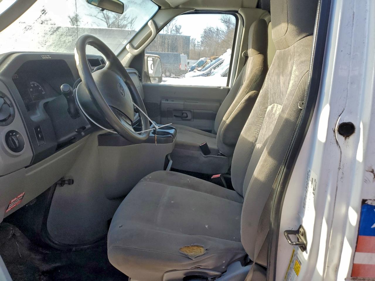 Ford Econoline E250 Van Image 6