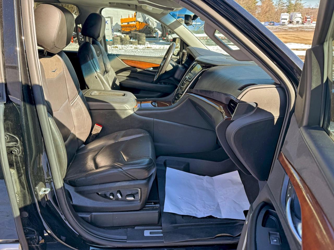 Cadillac Escalade Luxury Image 4