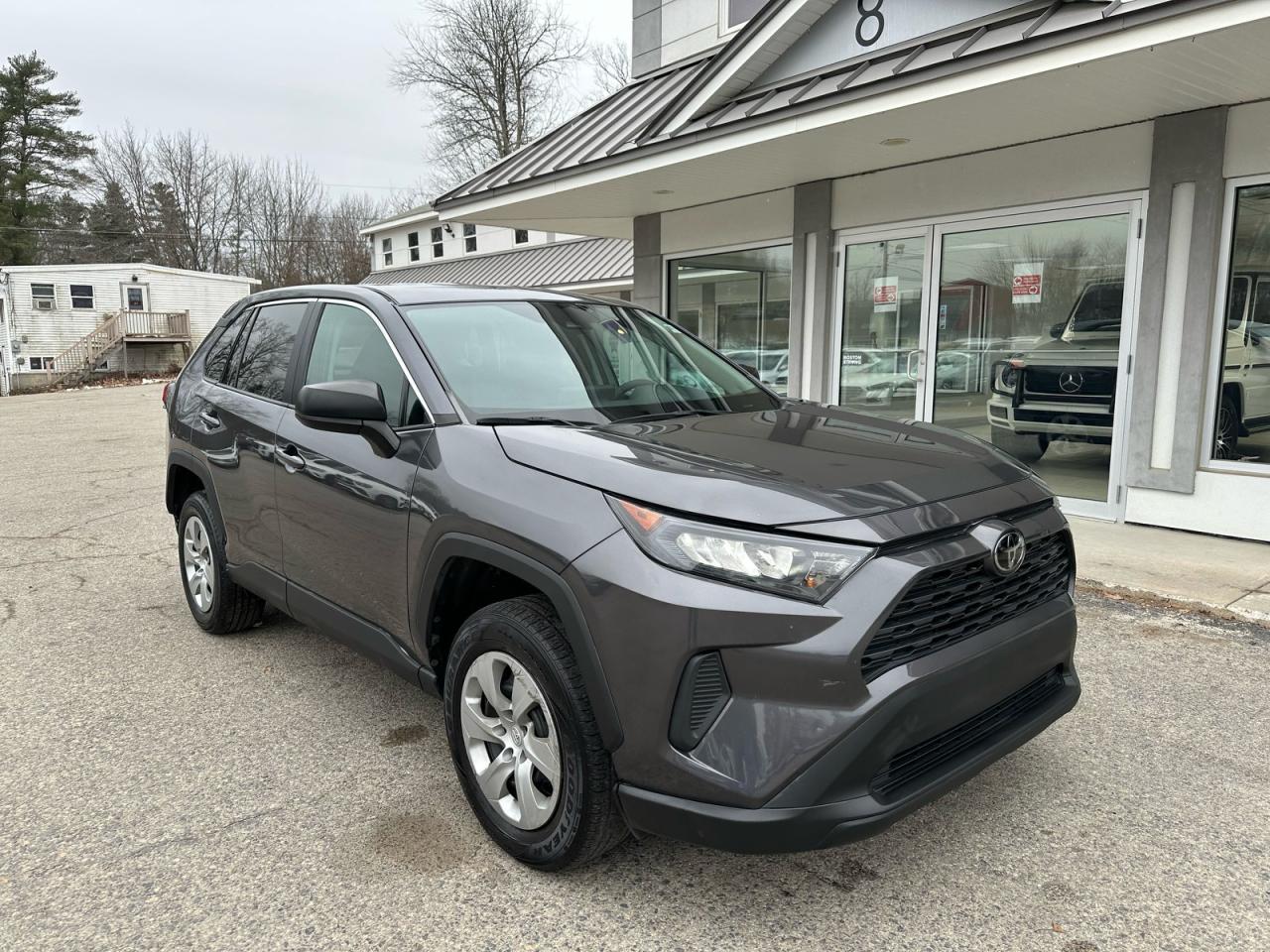 Toyota RAV4 Le Image 1