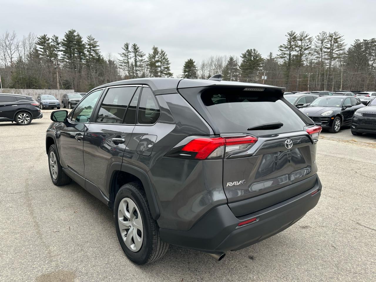 Toyota RAV4 Le Image 7