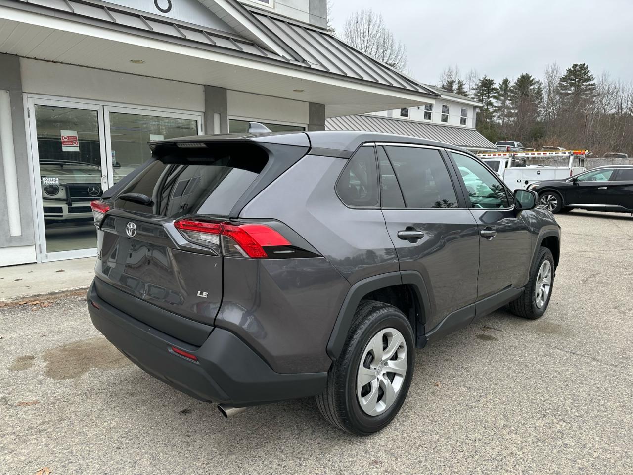 Toyota RAV4 Le Image 10