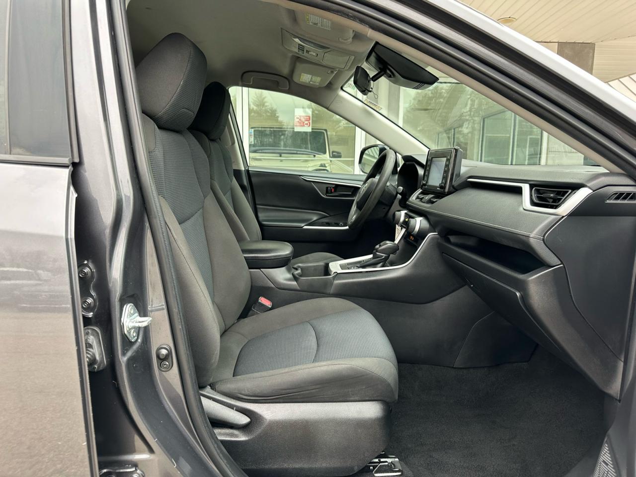 Toyota RAV4 Le Image 9