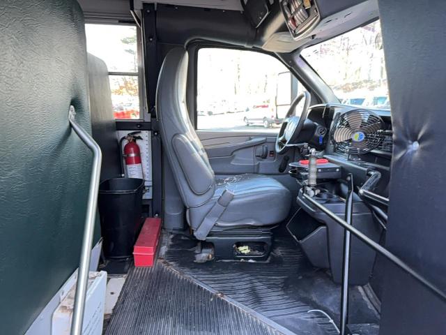 GMC Savana Cutaway G3500 Image 5