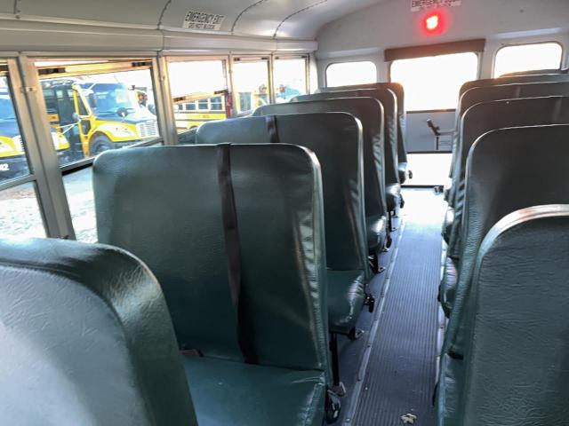 GMC Savana Cutaway G3500 Image 6