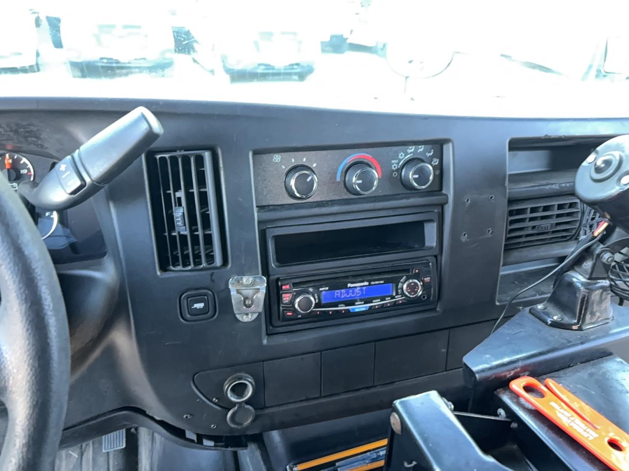 GMC Savana Cutaway G3500 Image 9